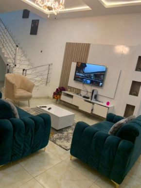 Jilles apartments -4bedroomduplex24hrlight&security